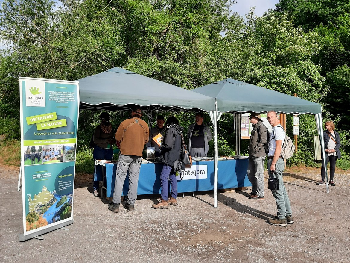 stand d'information sur Natagora à l'occasion des portes ouvertes de la réserve naturelle de Sclaigneaux