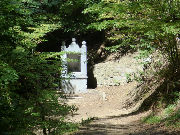 Au bout du sentier forestier, on aperçoit une des six potales du Calvaire d'Andenne
