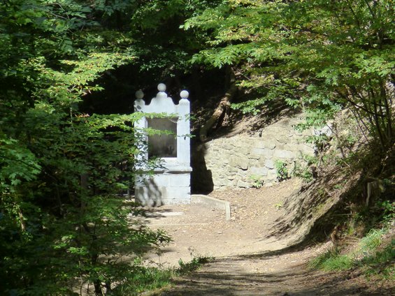 Au bout du sentier forestier, on aperçoit une des six potales du Calvaire d'Andenne
